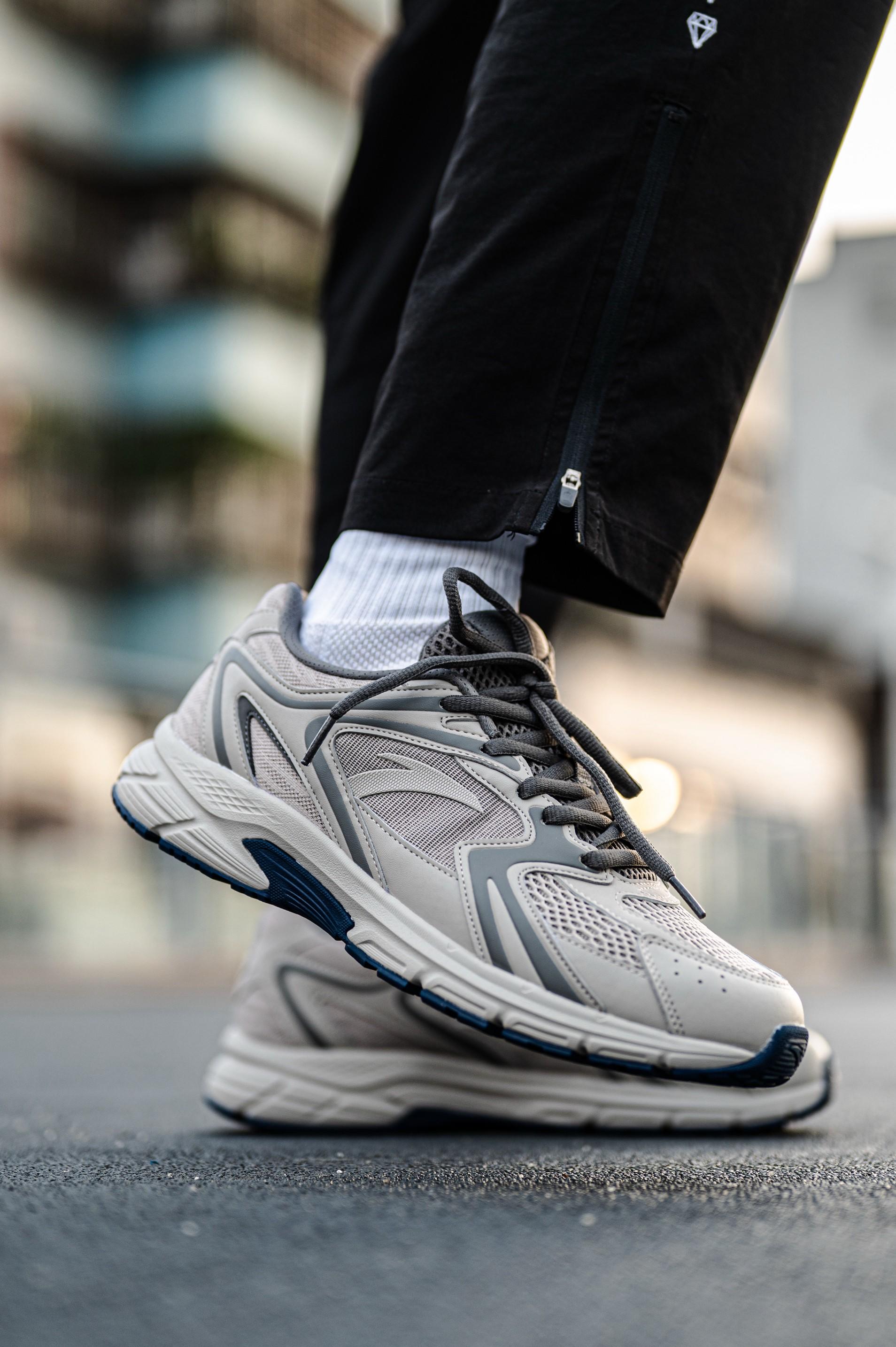 复古跑鞋兼容穿搭与运动的需求?安踏AT2004!